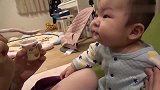 宝宝第一次吃酸奶，酸的直皱眉，一脸的疑问，妈妈你这奶过期了吧