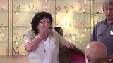 帽子下面居然藏了个光头，顾客拿起帽子后被吓惨了