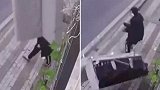 土耳其：一男子偷懒将旧沙发从三楼扔下，差点砸中邻居