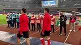 温馨!上港全体球员出场热身 球童列队欢迎并合影