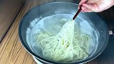 葱油面的懒人做法，关键要掌握灵魂料汁，才能鲜香爽滑