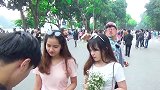 作死男悄悄用野草撩路人头发，下一幕靓妹举动真搞笑！