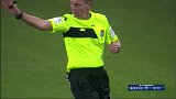 不满判罚马扎里挑衅式鼓掌 裁判忍无可忍直接驱逐出场