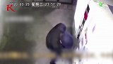 吉林一男子提铁棍狂砸成人售货机 警声不断却充耳不闻
