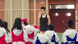 3女生受过伤可以不用参加训练，小胖跟风露出肚子