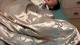 女子洗澡出来发现丈夫已经熟睡，宝宝只有一只脚在被子里
