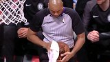 不愧是西班牙人！小加索尔将球踢飞砸翻球迷饮料