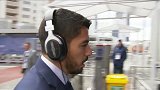 乌拉圭大巴抵达球场 苏神头戴耳机若有所思
