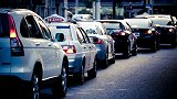 为啥老司机等红灯时喜欢不换挡踩刹车？不挂空挡，真的可以吗？