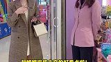 两姐妹出来玩真是开心，新年快到了，大家一起团圆。出来逛街扫货