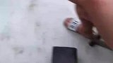 女子把玉镯戴到狗脖子上，结果发现取不下来