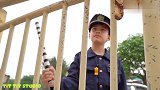 儿童亲子扮演：警察同志捕捉白发坏大叔！