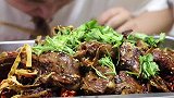 大彭夜宵干锅鸭头，软烂脱骨有滋有味，喝着米酒啃鸭头，过瘾