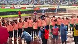 实拍国安众将与球迷共同庆祝夺冠