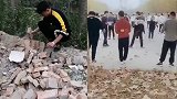 高校组织学生搬砖？校方：重新垒院墙 上月已完工