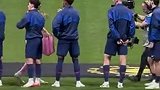看看有几个老熟人 实拍梅西赛前和巴黎球员握手