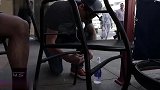 在凳子上绑住铁丝恶搞路人，路人防不胜防