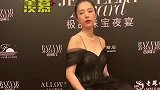 董璇身穿黑色大裙摆纱裙现身红毯，烈焰红唇气场全开，太霸气了！