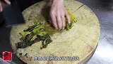 四川大厨教你酸菜鱼的家常做法，材料简单，味道比饭店的都好吃