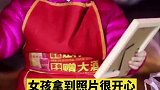 寒夜里3岁女儿陪父母摆摊，独自玩耍模样让人心疼又心酸……懂事的孩子