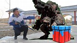 二浪拿信号枪送敌人，没想敌人叫来空投竟发现里面有怪兽，真逗！