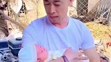五代同堂接力抱满月宝宝，网友：好幸福哦