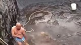 大哥是个狠人，把水塘水抽干，就为抓这条大鱼