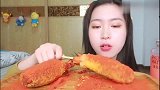 美女大口吃芝士热狗，边吃芝士边笑，眼睛真的好好看啊