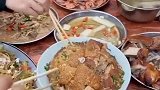 酒席上的竞争就是如此激烈，逼得大妈直接拿塑料袋打包！