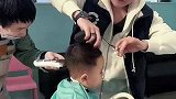 宝宝不肯剃头，爸爸使劲浑身解数假装理发师