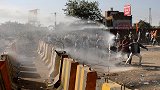 印度农民开拖拉机撞毁路障 无惧高压水枪催泪弹杀往新德里抗议