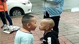 两个小屁孩街头吵架，下一秒小个子却怂了，看一次笑一次！