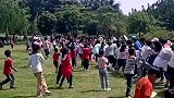 家长们参加幼儿园拔河比赛