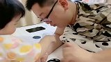这小情人威慑力真大，眼前这一幕，妈妈都吃醋了！