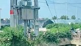 这大爷是个狠人啊，在变电器下面钓鱼，命悬一线啊