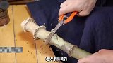 老人取一根细长的竹子，经灼烧后制作成精美竹笛，工艺精湛无瑕疵