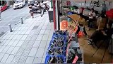 一男子怒气冲冲进店想拿走菜刀，店老板反应及时，上前将刀夺回
