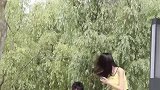 不带我玩我就抢走你手机，哼哼