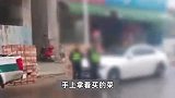 钢筋掉落砸中过路女子致其死亡，目击者称其一下就倒在地上没了反应，当地回应