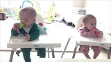 双胞胎宝宝乖乖坐着吃东西，这吃秀太萌了！