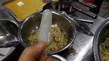 运城一小学食堂饭菜现羽绒服吊牌 校方：当事人为博眼球自己放的