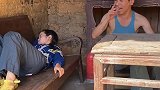 干啥啥不行，捉个鸡都能跑屋顶的