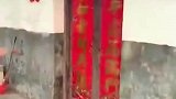 新郎迎娶新娘发现门锁了，直接一脚将门踹开，网友：还好后面的长辈拉住了他