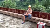 爆笑老婆叫割草，小伙却偷南瓜，结果被老婆打，结局笑得肚子疼