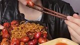 火鸡面配小龙虾吃，这样是不是重口味