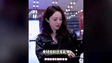 董璇机场给粉丝发礼物，自曝更看重张维伊的才华，婚后也保留彼此私人空间
