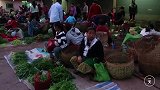 在老挝，这么小的姑娘就出来做生意，她们靠什么赚钱