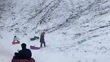 男子玩雪圈项目，不慎撞倒路人，画风突变