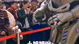 泰坦机器人又一次搭讪美女，他这次想干啥