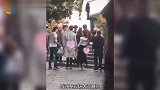 肖战悄悄靠近杨紫的耳边说话,接下来杨紫的反应,甜到齁
